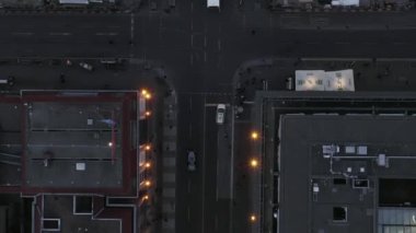 Berlin Mitte şehir merkezinin güzeller güzeli manzarası, araba trafiği ve şehir ışıkları ile Almanya 