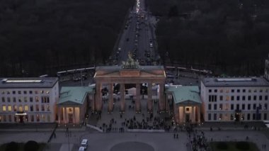 Berlin, Almanya 'da Brandenburger Tor' a doğru trafik ışıkları ve Tiergarten manzarası 