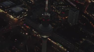Berlin Almanya TV Kulesi üzerinde, Alexanderplatz Şehir Işıkları ile Gece Trafiği 