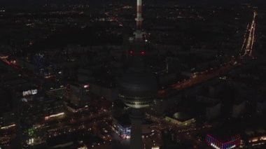 Berlin 'in kapatıldığı TV kulesi Alexanderplatz Şehir Işıkları ile Gece Trafiği 