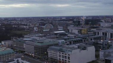 Almanya 'nın merkezinde yavaşça uçarken Sunset' teki Bundestag manzarası... 
