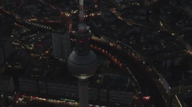 Berlin Almanya TV Kulesi üzerinde, Alexanderplatz Şehir Işıkları ile Gece Trafiği 