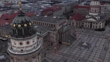 Gün batımında Berlin 'in merkezinde, Plaza' nın üzerinde yavaşça eski güzel kiliseyi geçiyor. 