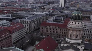 Gün batımında Berlin 'in merkezinde, Plaza' nın üzerinde yavaşça eski güzel kiliseyi geçiyor. 