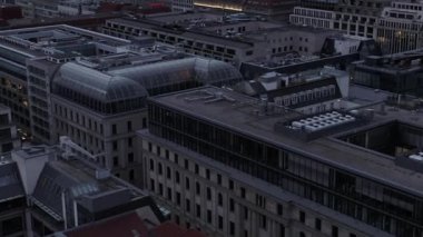 Gün batımında ofis binaları ve alışveriş caddeleri ile yavaşça Berlin Almanya 'nın merkezini geçiyoruz. 