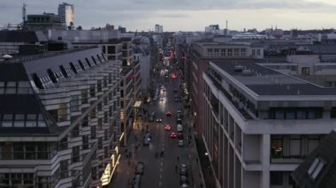 Berlin 'e Düşük Görüş: Mitte Friedrichstrasse ve Trafik Şehir Işıkları, Metro Tren İstasyonları Bulutlu Gün Batımından Bir Gün Önce 