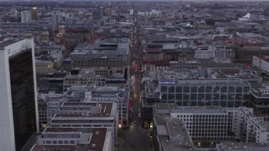 Bulutlu Gün Batımından Önce Berlin Mitte Ofis Binalarının Güzel Manzarası 
