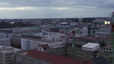 Günbatımında inşaat vinçleriyle Berlin Almanya 'nın merkezinde yavaşça uçuyor. 