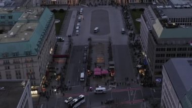 Brandenburger Tor 'un Berlin, Almanya' da Sunset 'te olduğunu gösteren yavaş çekim 