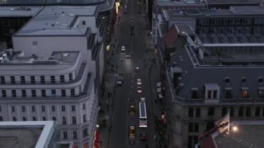 Berlin 'e Düşük Görüş: Mitte Friedrichstrasse ve Trafik Şehir Işıkları, Metro Tren İstasyonları Bulutlu Gün Batımından Bir Gün Önce 