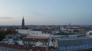 Berlin, Almanya 'da sonbahar renkleriyle kilise kulesi Güzel Günbatımında kırmızı, turuncu ve sarı