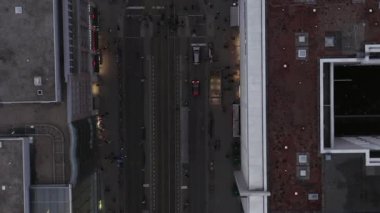 Berlin Mitte, Almanya 'nın Friedrichstrasse şehrinin kaldırım ve şehir ışıklarındaki yayalarla Beaufiful Overhead Manzarası 