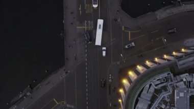 Berlin Köprüsü ve Nehri Tramvay Tramvayı ile Beaufiful Overhead Manzarası 