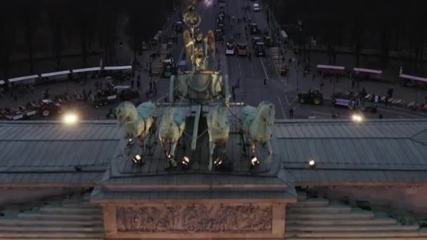 AERIAL: close up of Quadriga Green Statue on Brandenburger Tor in Berlin, Germany on Sunset — 图库视频影像