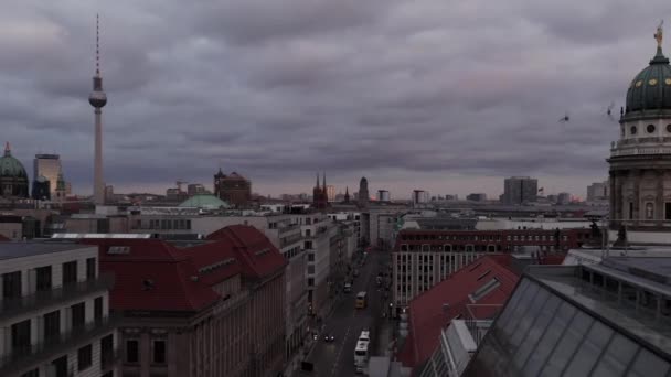 AERIAL: Piękny widok na Berlin Mitte tuż przed zachodem słońca — Wideo stockowe