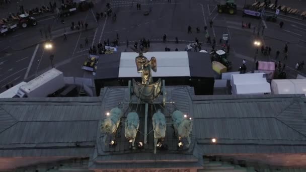 AEREO: Primo piano della statua verde della Quadriga sul Brandenburger Tor a Berlino, Germania al tramonto — Video Stock