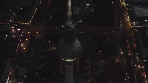 AEREO: Sopra Berlino Germania Torre della TV Alexanderplatz di notte con traffico di luci della città — Video Stock