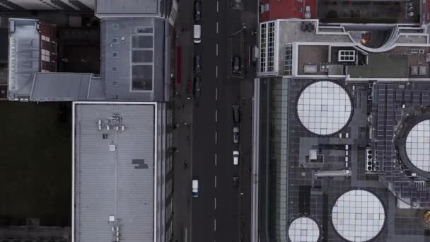 АЭРИАЛ: прекрасный вид на центр Берлина с автомобильным трафиком и движением по городу — стоковое видео