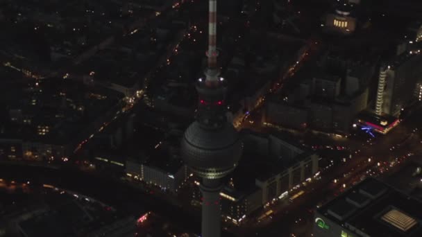 AERIAL: Nachts über dem Berliner Fernsehturm Alexanderplatz mit City-Ampel — Stockvideo