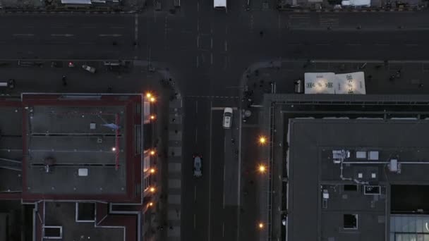 AERIAL: Hermosa vista aérea del centro de Berlín Mitte, Alemania con el tráfico de coches y luces de la ciudad — Vídeo de stock