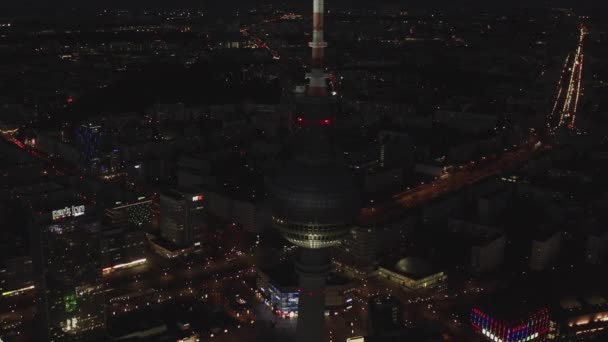 AÉRIAL : Fermer Berlin Allemagne Tour de télévision Alexanderplatz la nuit avec les feux de la ville — Video