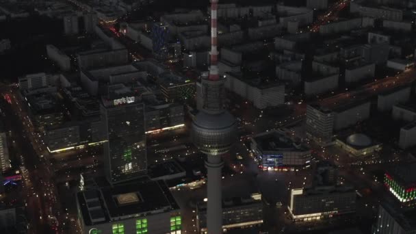 AERIAL: Nachts über dem Berliner Fernsehturm Alexanderplatz mit City-Ampel — Stockvideo