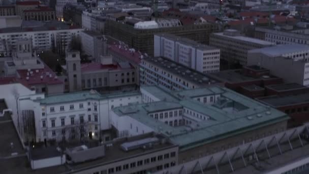 AERIAL: Långsamt flyger över centrala Berlin Tyskland med byggplatskranar vid solnedgången — Stockvideo