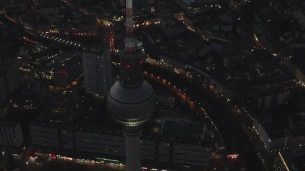 Berlin Almanya TV Kulesi üzerinde, Alexanderplatz Şehir Işıkları ile Gece Trafiği — Stok video
