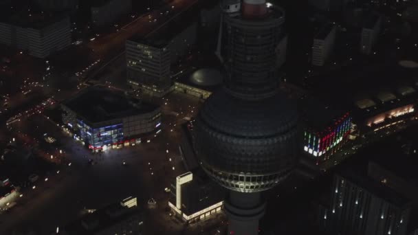 AERIAL: Berlin közelsége Németország TV Tower Alexanderplatz éjjel City Lights forgalom — Stock videók