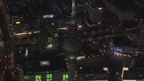 AERIAL: Nad Berlinem Niemcy Wieża telewizyjna Alexanderplatz nocą z oświetleniem miejskim — Wideo stockowe