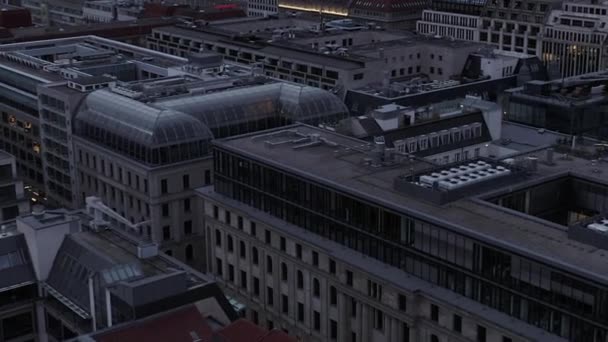 AERIAL: Langsam vorbei an der Mitte Berlins mit Bürogebäuden und Einkaufsstraßen bei Sonnenuntergang — Stockvideo