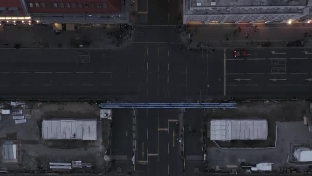 AERIAL: Hermosa vista aérea del centro de Berlín Mitte, Alemania con el tráfico de coches y luces de la ciudad — Vídeos de Stock
