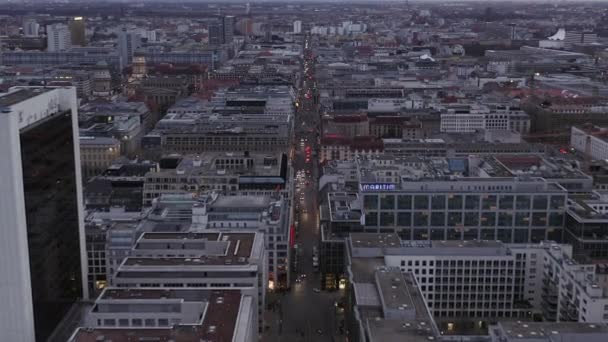 AERIAL: Krásný výhled na kancelářské budovy v Berlíně Mitte na oblačný den před západem slunce — Stock video