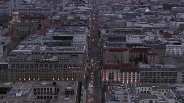 AERIAL: Schöner Blick auf Bürogebäude in Berlin Mitte und Ampeln im Autoverkehr am bewölkten Tag vor Sonnenuntergang — Stockvideo