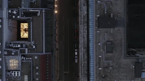 ERIAL: Beautiful Overhead｜車の交通と都市のライトを備えたドイツ、ベルリンミッテのダウンタウンの概要 — ストック動画