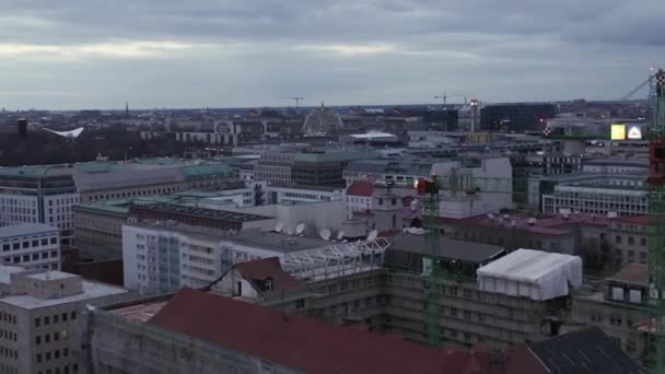 AERIAL: Vuelo lento sobre el centro de Berlín Alemania con grúas de obra al atardecer — Vídeo de stock