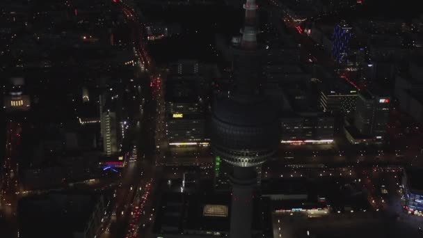 AERIAL: Primer plano de Berlín Alemania TV Tower Alexanderplatz por la noche con el tráfico de City Lights — Vídeo de stock