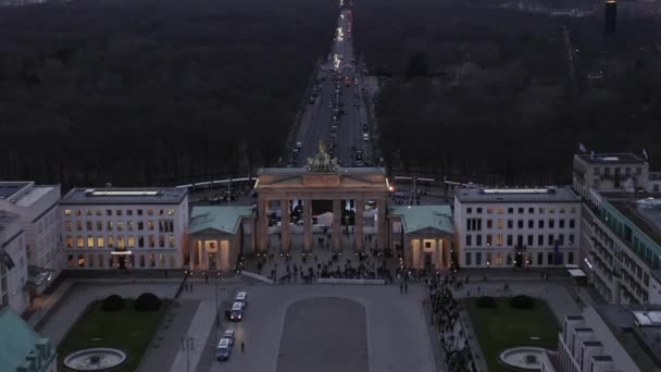 AERIAL: Προς Brandenburger Tor με φώτα κυκλοφορίας της πόλης στο Βερολίνο, Γερμανία — Αρχείο Βίντεο