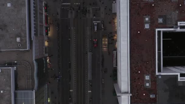 AERIAL: Piękny widok na centrum Berlina Mitte, Niemcy Friedrichstrasse z pieszych na chodniku i światła miejskie — Wideo stockowe