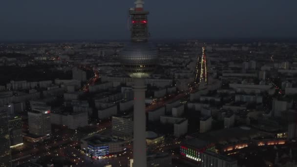 AERIAL: Más de Berlín Alemania TV Tower Alexanderplatz por la noche con el tráfico de City Lights — Vídeo de stock