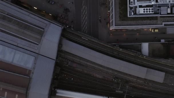 AERIAL: Beaufiful Overhead Flight over Downtown Berlin Mitte, Alemanha Friedrichstrasse with Train Moving out of Station and City Lights — Vídeo de Stock