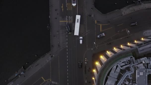 AERIAL: Schöner Blick auf Berliner Brücke und Fluss mit Straßenbahn im Stau — Stockvideo