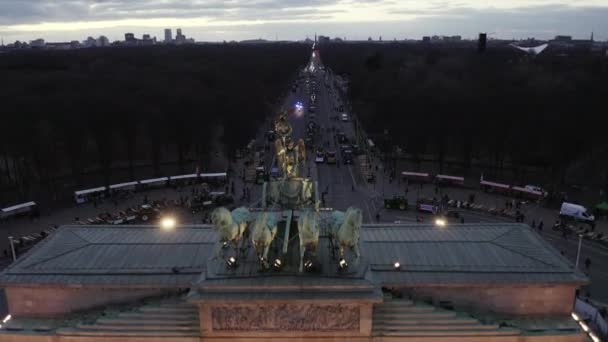 AERIAL: Close-up van het Groene Standbeeld van Quadriga op Brandenburger Tor in Berlijn, Duitsland bij zonsondergang — Stockvideo