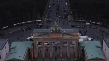 Berlin, Almanya 'da Brandenburger Tor' da trafik ışıklarıyla 