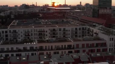 Berlin, Almanya üzerinden Alexanderplatz TV Kulesi ve Ostbahnhof, Sunflairs 'deki güzel gün batımı, gün batımı ve manzaralı uçuş.