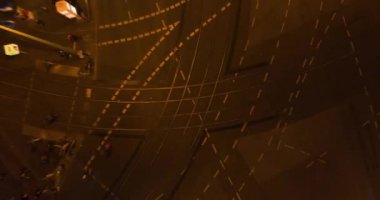 Berlin, Almanya 'da, Rosenthaler Platz' da şehir ışıkları ve Meşgul Kavşağı 'nın Güzel Hava Dronu Zaman Çizelgesi