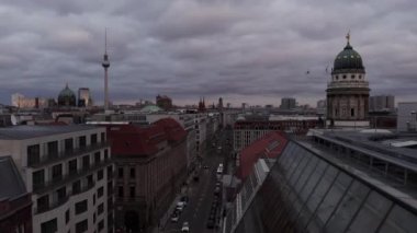 Gün batımından hemen önce Berlin Mitte üzerinde Güzel Manzaralar 
