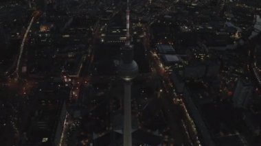 Berlin Almanya TV Kulesi üzerinde, Alexanderplatz Şehir Işıkları ile Gece Trafiği 