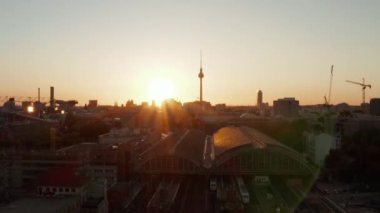 Berlin, Almanya Ostbahnhof Merkez Tren İstasyonu üzerinde güzel Sunset, Sunset, Sunlight ve Alexanderplatz TV Kulesi, Sunflairs