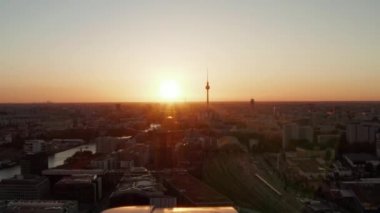 Berlin, Almanya üzerinden Alexanderplatz TV Kulesi ve Ostbahnhof, Sunflairs 'deki güzel gün batımı, gün batımı ve manzaralı uçuş.